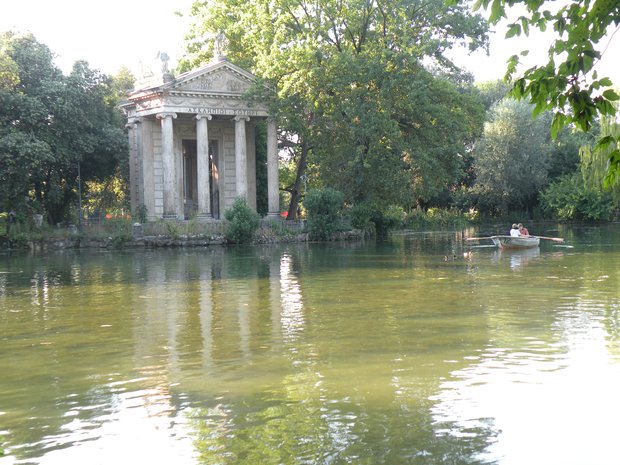  petit lac et temple dans le parc de la Villa Borghèse